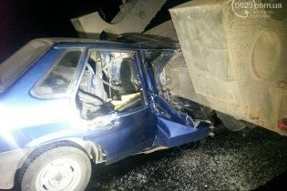 На Донеччині легкове авто в'їхало в тягач з військовою технікою, загинула жінка та дитина