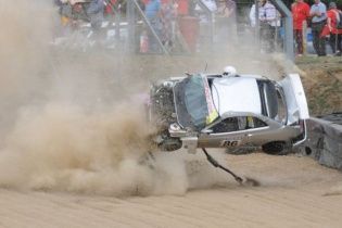 Британський гонщик дивом уцілів після того, як авто на величезній швидкості влетіло в огорожу