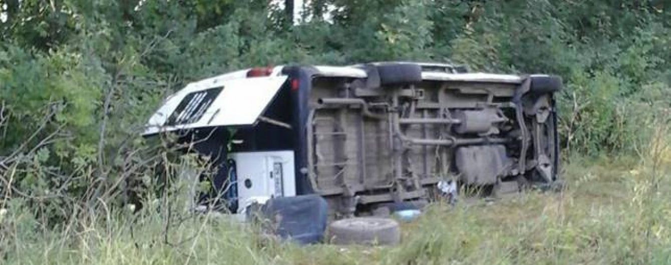 На Хмельниччині автобус із прочанами вилетів у кювет