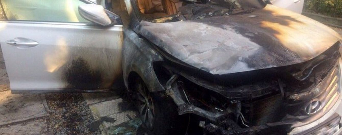 У Дніпрі невідомі дощенту спалили авто відстороненого головреда місцевої газети