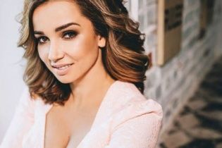 Чехова без макіяжу старанно пітніє у спортзалі під керівництвом тренера
