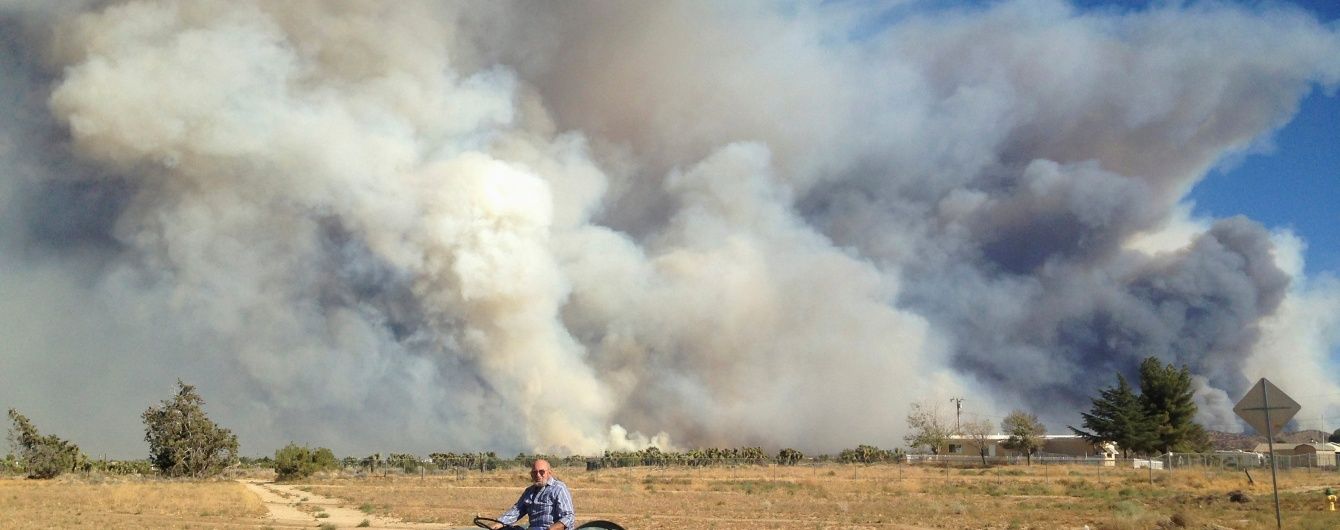 В Калифорнии крупный пожар выгнала из дома полтысячи людей