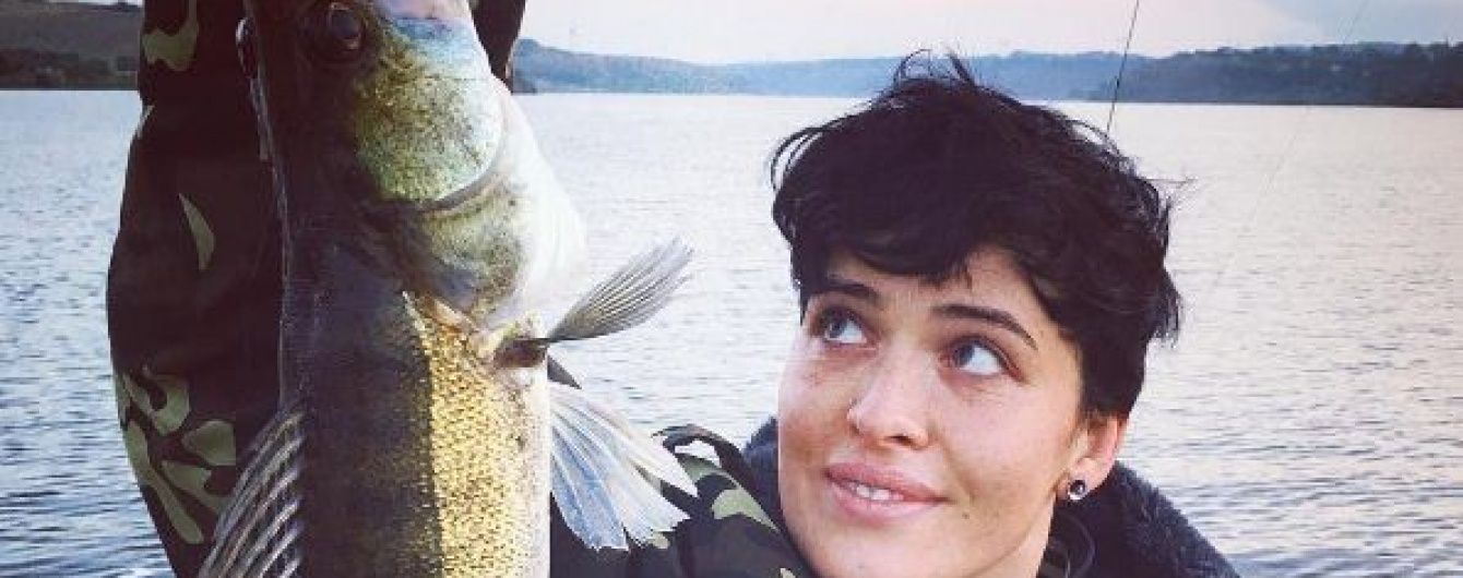Несподівано: Даша Астаф'єва у куртці-хакі стала рибалкою