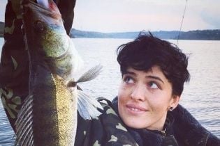 Несподівано: Даша Астаф'єва у куртці-хакі стала рибалкою