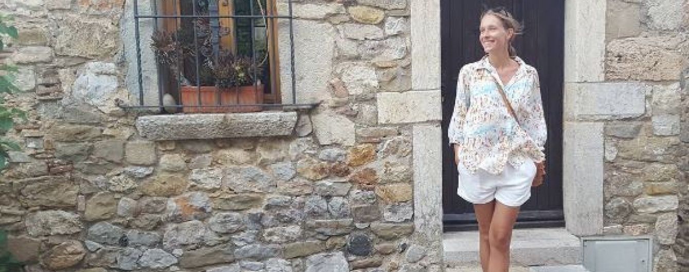 Осадча подражнила фанів світлиною в купальнику