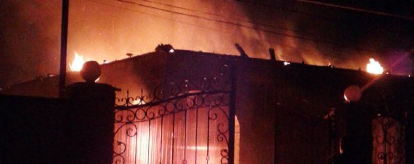 На Донеччині бойовики вщент спалили приватний будинок та пошкодили школу