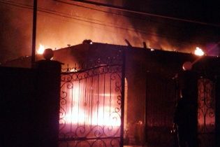 На Донеччині бойовики вщент спалили приватний будинок та пошкодили школу