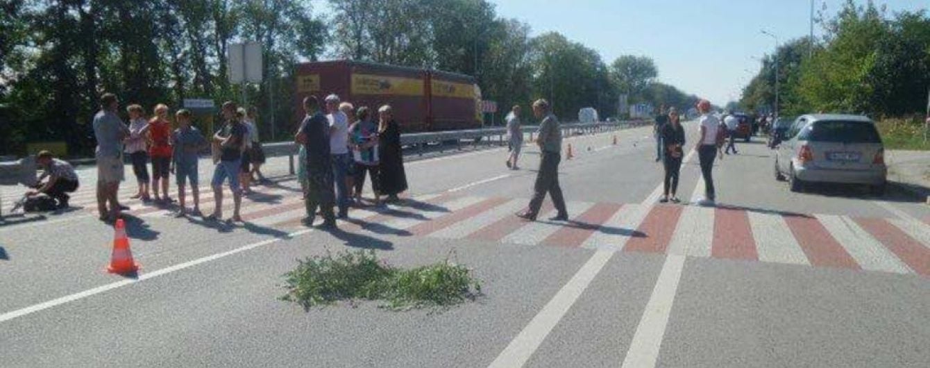 Селяни готуються перекривати трасу Київ-Чоп після загибелі дитини в ДТП