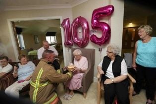 Вигадливій британці на 105-й День народження "подарували" пожежника з татуюваннями