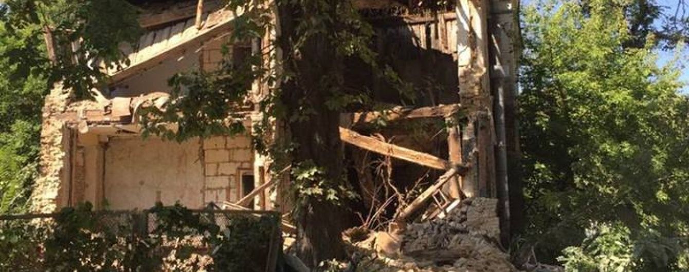 У Києві серед білого дня обвалився будинок