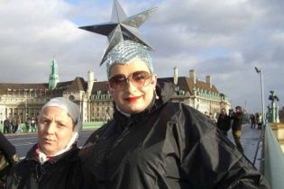 Нападники били "маму" Сердючки кулаками в обличчя – свідки події