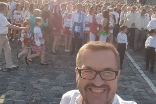 Пономарьов привітав співвітчизників із Днем прапора піснею про національний символ