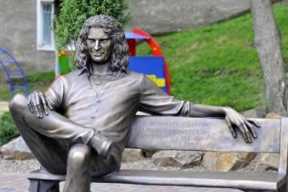 У Луцьку замінили скандальний пам'ятник Кузьмі Скрябіну