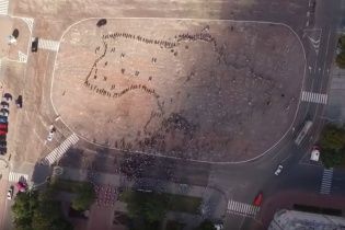 Біда не зламала, біда об'єднала. У Чернігові живою картою України вшанували пам'ять воїнів АТО