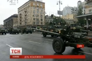 Військова техніка вишикувалась на Хрещатику в очікуванні параду