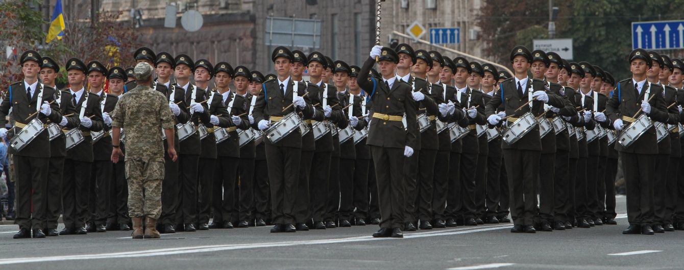 Полторак об'їхав парад на Хаммері, а марш бронемашин відкриють українські "Булати"