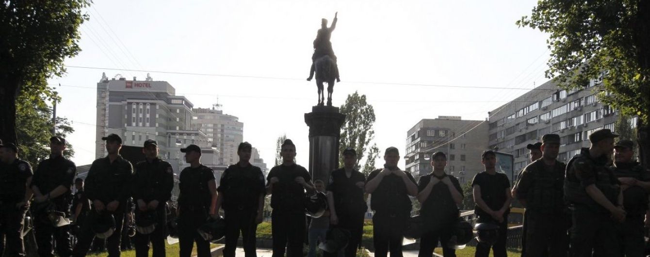 У центрі Києва знову "помилували" пам'ятник Щорсу