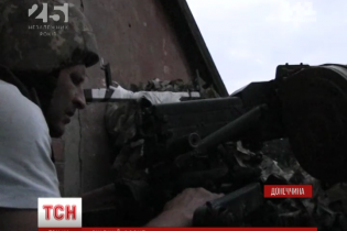 Під Мар'їнкою військові "святковим вогнем" Незалежності спалили бліндаж сепаратистів