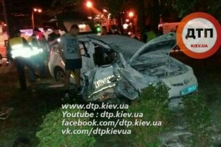 У Києві позашляховик протаранив і "зім'яв" поліцейське авто: є постраждалі