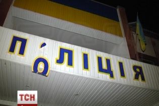 Не потрібна тут ця поліція. Як мешканці Кривого Озера атакували райвідділок після резонансного вбивства