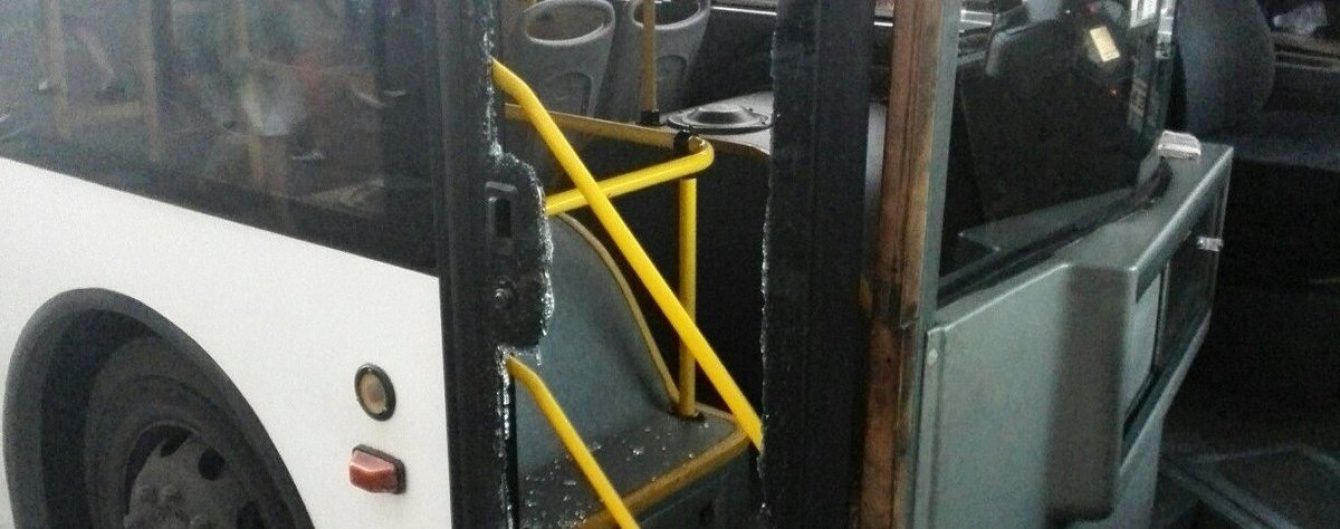 У Москві брутальна дівчина ногою вибила двері автобуса