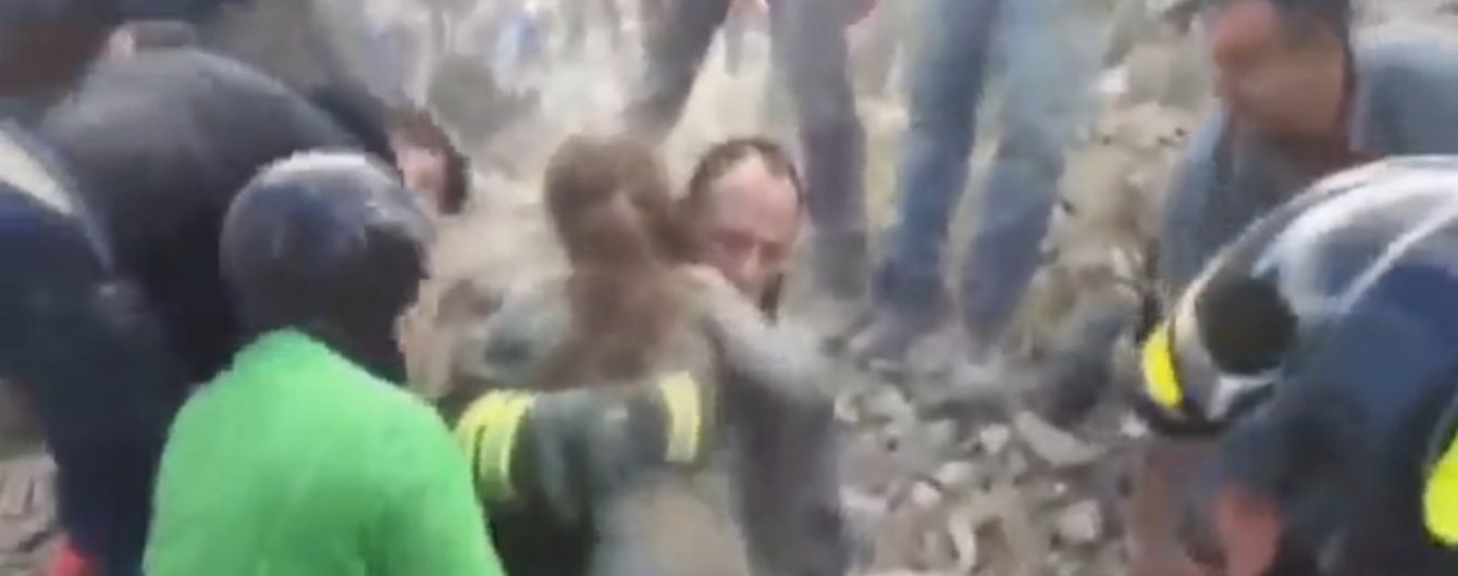 ЗМІ показали зворушливе відео порятунку маленької дівчинки з-під завалів в Італії