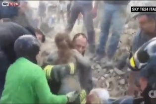 ЗМІ показали зворушливе відео порятунку маленької дівчинки з-під завалів в Італії