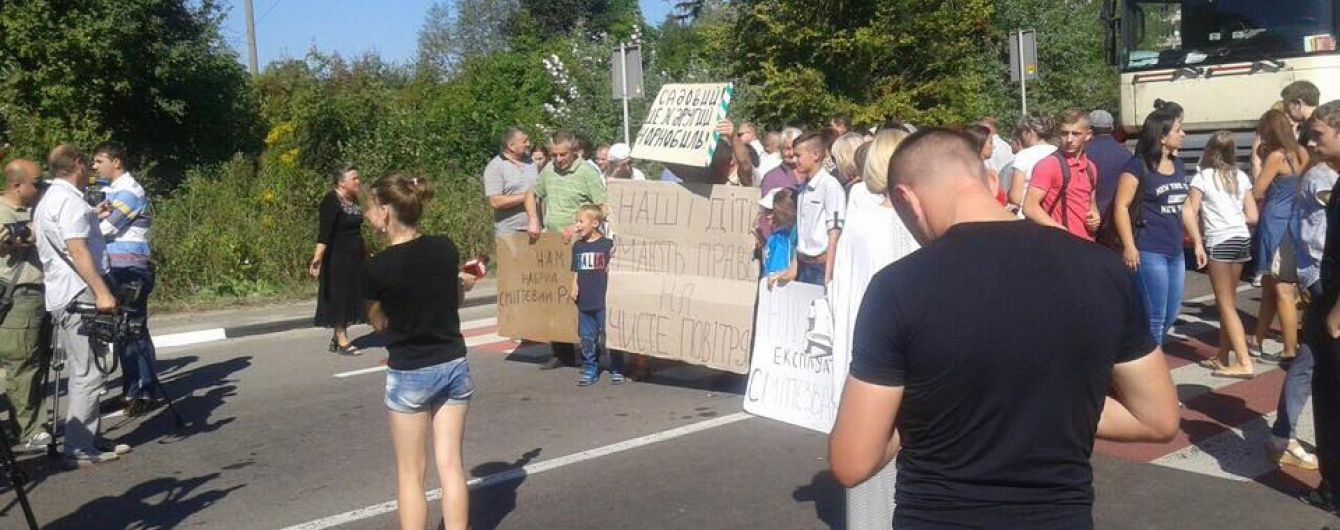 На Львівщині селяни перекрили дві траси біля скандального Грибовицького сміттєзвалища