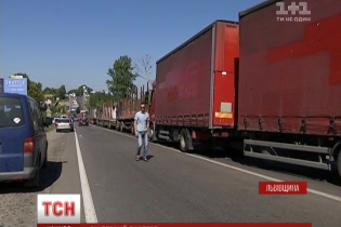 Блокування траси біля Грибовицького сміттєзвалища триває: десятки машин стоять від ранку