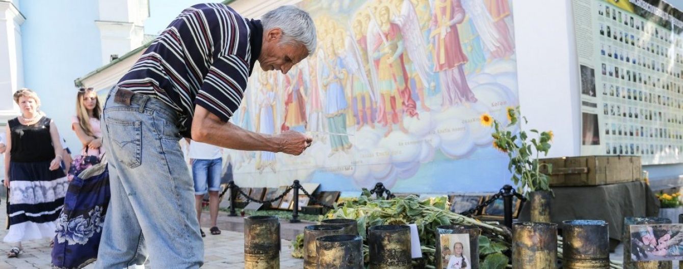 У Києві пам'ять загиблих під Іловайськом бійців вшанували молебнем і скорботною піснею "Плине кача"