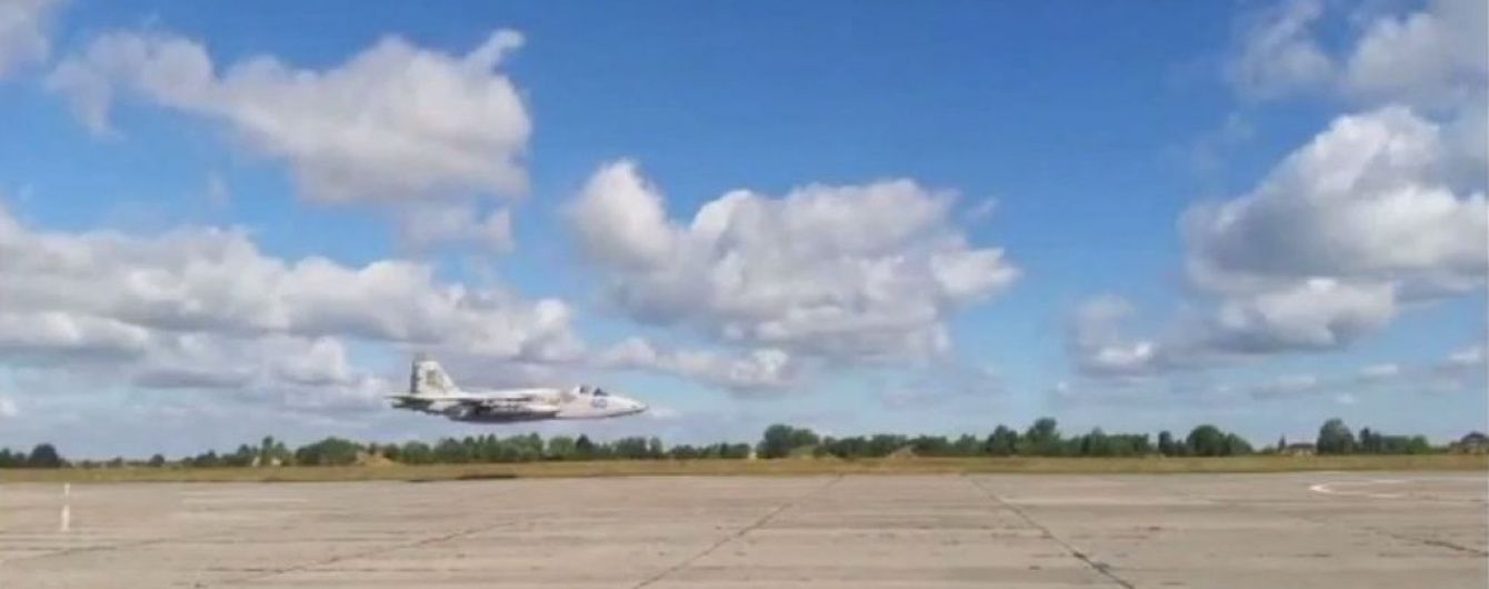 В Інтернеті з'явилося видовищне відео польоту українського Су-25 на наднизькій висоті