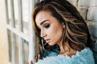 Струнка Чехова у короткому топі похизувалася результатами схуднення
