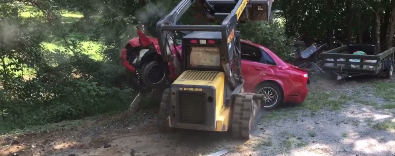 Розлючений тато розтрощив бульдозером авто за 15 тисяч доларів, бо застукав там доньку з хлопцем