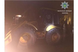 Невгамовний ревнивець на тракторі намагався заїхати на балкон дружини