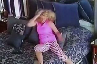Мільйонер зняв на відео свою колишню, яка лупцювала себе задля позову у суді