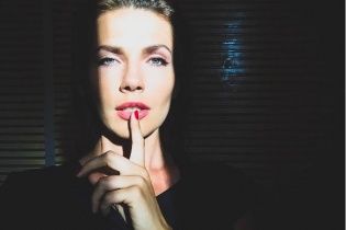 Куртка-косуха та колготи в сіточку: спокуслива донька Ольги Сумської звабила образом