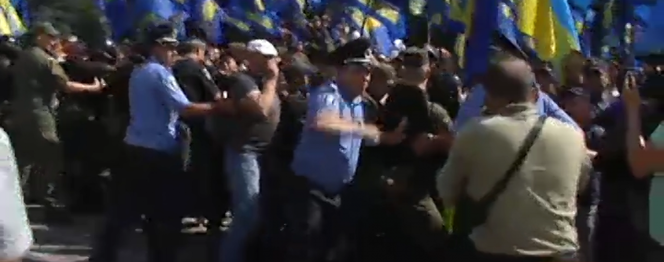 Під стіни ВР несуть квіти, щоб вшанувати загиблих під час торішніх сутичок нацгвардійців