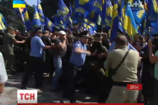 Під стіни ВР несуть квіти, щоб вшанувати загиблих під час торішніх сутичок нацгвардійців