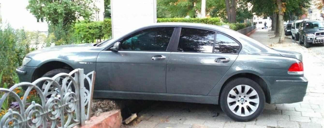 У Львові сирієць зніс паркан під час втечі від патрульних