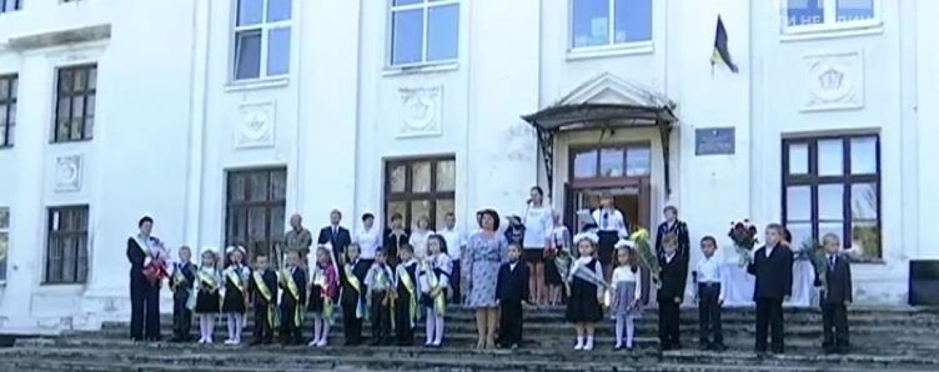 У прифронтовій Красногорівці діти пішли до понівечених обстрілами шкіл