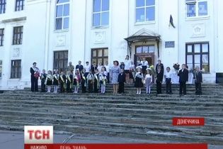 У прифронтовій Красногорівці діти пішли до понівечених обстрілами шкіл