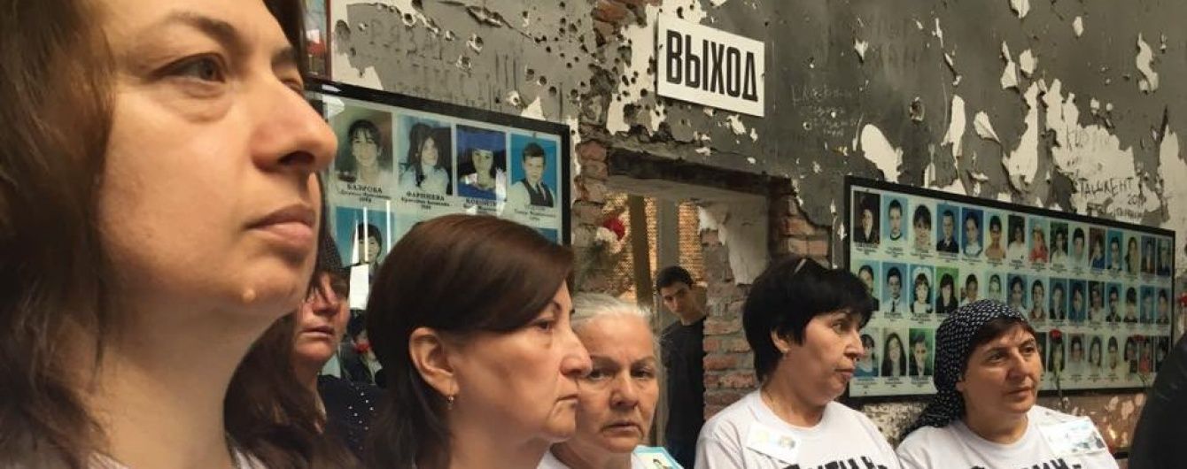 У Росії затримали п'ятьох жінок через акцію проти Путіна під час панахиди