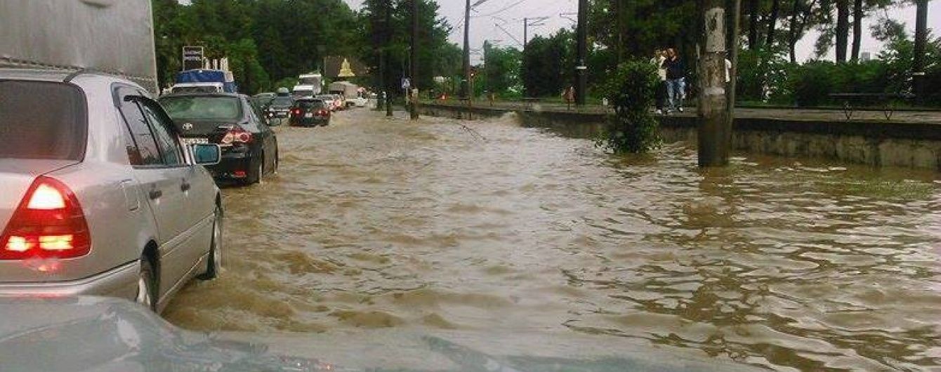 Кілька вулиць Батумі пішли під воду через негоду