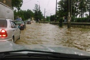 Кілька вулиць Батумі пішли під воду через негоду