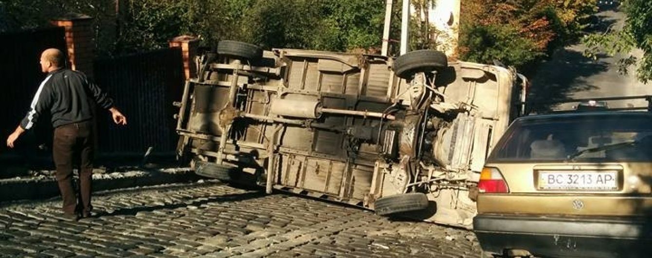 У Львові посеред вулиці перекинувся автобус