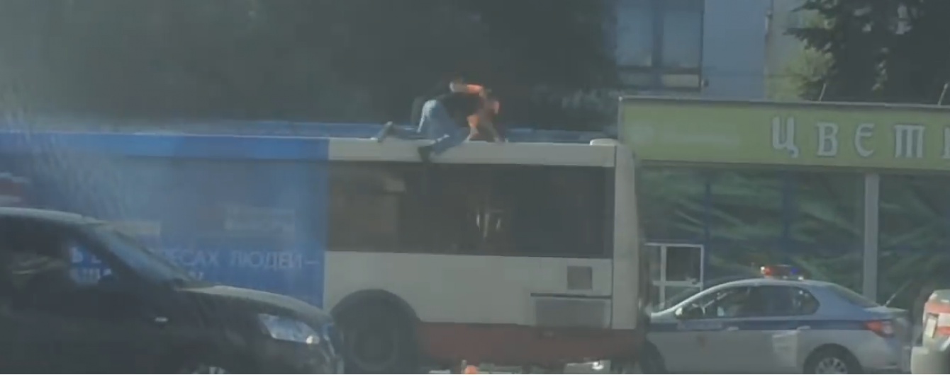 У Росії чоловіки побилися на даху автобуса