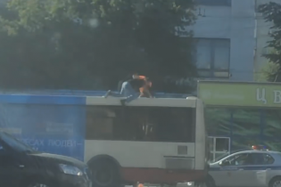 У Росії чоловіки побилися на даху автобуса