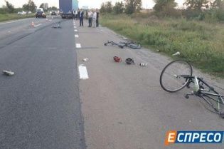 На Київщині фура збила групу велосипедистів: один загинув, троє в реанімації