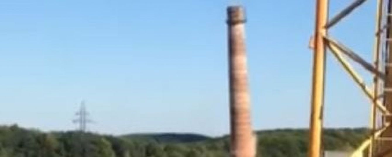 У Львові лише з третьої спроби підірвали 77-метрову цегляну трубу колишнього заводу