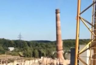 У Львові лише з третьої спроби підірвали 77-метрову цегляну трубу колишнього заводу